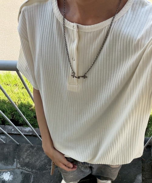 Never mind the XU / Chikashitsu+(ネバーマインド ザ エックスユー / チカシツプラス)の「【nmtc+】Shoulder Henley Eyelet Tee / 【エヌエムティーシープラス】アイレットヘンリーネックTシャツ(Tシャツ/カットソー・メンズ・ブラック/チャコール/アイボリー・ONE SIZE)」の13枚目の写真