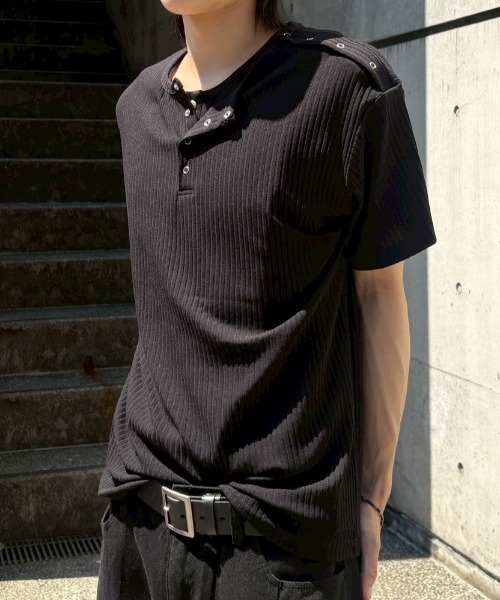 Never mind the XU / Chikashitsu+(ネバーマインド ザ エックスユー / チカシツプラス)の「【nmtc+】Shoulder Henley Eyelet Tee / 【エヌエムティーシープラス】アイレットヘンリーネックTシャツ(Tシャツ/カットソー・メンズ・ブラック/チャコール/アイボリー・ONE SIZE)」の21枚目の写真