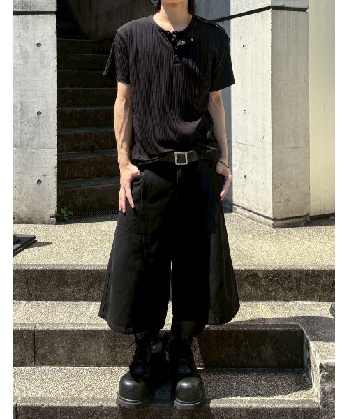 Never mind the XU / Chikashitsu+(ネバーマインド ザ エックスユー / チカシツプラス)の「【nmtc+】Shoulder Henley Eyelet Tee / 【エヌエムティーシープラス】アイレットヘンリーネックTシャツ(Tシャツ/カットソー・メンズ・ブラック/チャコール/アイボリー・ONE SIZE)」の22枚目の写真