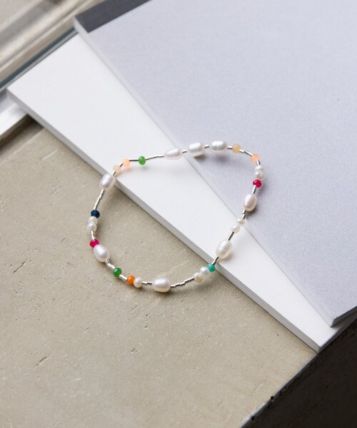 ear PAPILLONNER(イアパピヨネ)の「《スターリングシルバー使用》カラフルパールブレスレット(ブレスレット・レディース・ホワイト・FREE)」の1枚目の写真