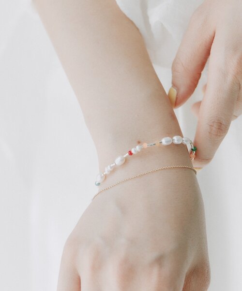 ear PAPILLONNER(イアパピヨネ)の「《スターリングシルバー使用》カラフルパールブレスレット(ブレスレット・レディース・ホワイト・FREE)」の5枚目の写真