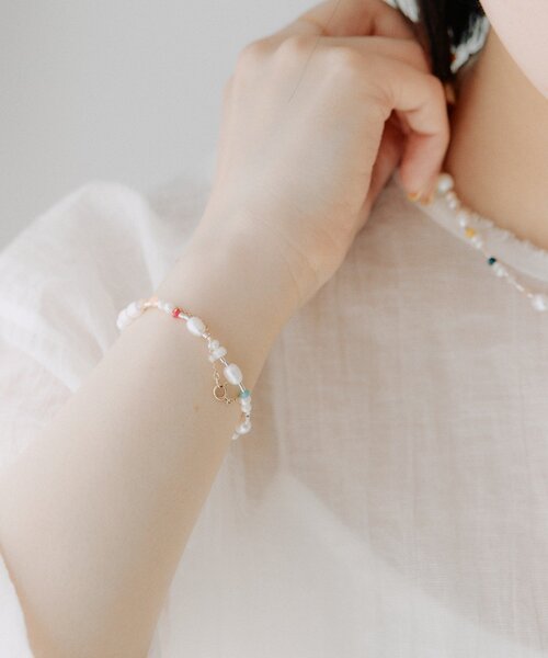 ear PAPILLONNER(イアパピヨネ)の「《スターリングシルバー使用》カラフルパールブレスレット(ブレスレット・レディース・ホワイト・FREE)」の7枚目の写真
