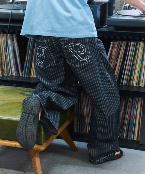 ILL'S(イルズ)の「タック バック刺繍 ストライプパンツ / 2-TUCK BACK EMBROIDERED STRIPE PANTS メンズ ウィメンズ ユニセックス(その他パンツ・メンズ・ブラック/ネイビー・L/M)」の1枚目の写真