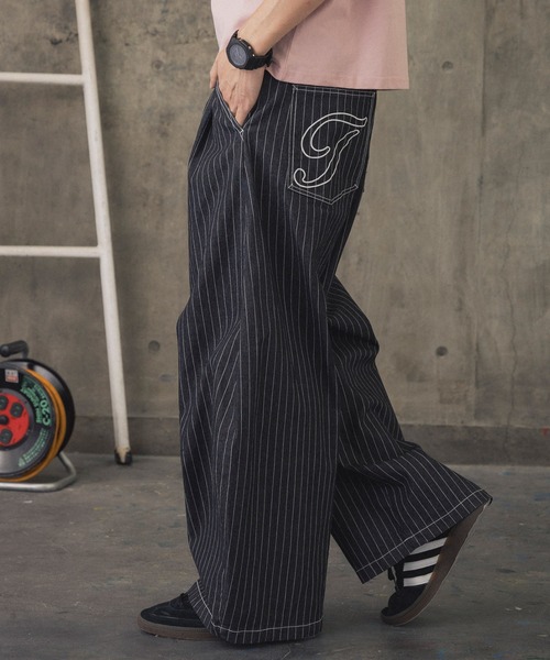 ILL'S(イルズ)の「タック バック刺繍 ストライプパンツ / 2-TUCK BACK EMBROIDERED STRIPE PANTS メンズ ウィメンズ ユニセックス(その他パンツ・メンズ・ブラック/ネイビー・L/M)」の2枚目の写真