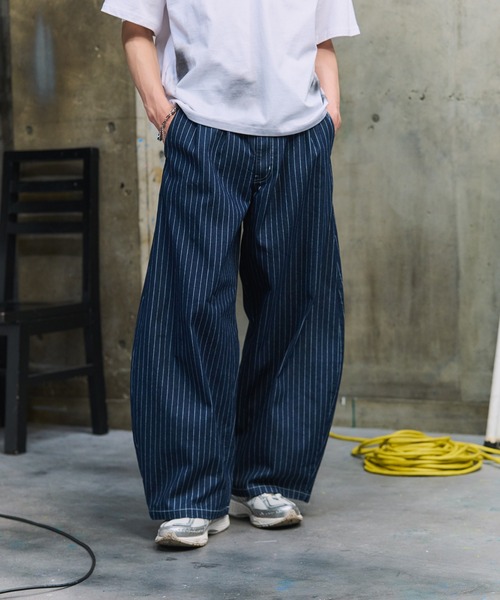 ILL'S(イルズ)の「タック バック刺繍 ストライプパンツ / 2-TUCK BACK EMBROIDERED STRIPE PANTS メンズ ウィメンズ ユニセックス(その他パンツ・メンズ・ブラック/ネイビー・L/M)」の3枚目の写真