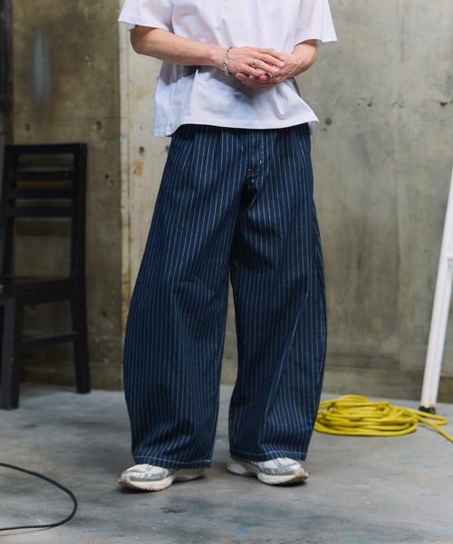 ILL'S(イルズ)の「タック バック刺繍 ストライプパンツ / 2-TUCK BACK EMBROIDERED STRIPE PANTS メンズ ウィメンズ ユニセックス(その他パンツ・メンズ・ブラック/ネイビー・L/M)」の4枚目の写真