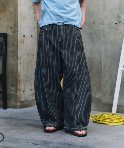 ILL'S(イルズ)の「タック バック刺繍 ストライプパンツ / 2-TUCK BACK EMBROIDERED STRIPE PANTS メンズ ウィメンズ ユニセックス(その他パンツ・メンズ・ブラック/ネイビー・L/M)」の10枚目の写真