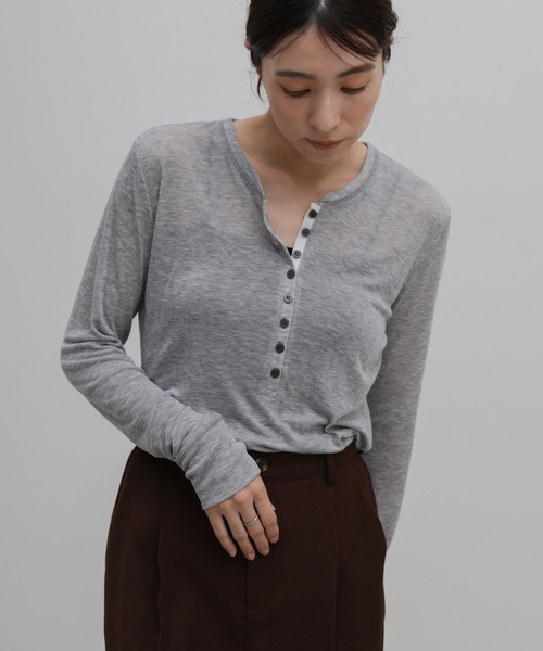 select MOCA(セレクトモカ)の「ボタンデザインシアーヘンリーネックロンT(Tシャツ/カットソー・レディース・オフホワイト/グレー/ブラウン/ブラック・FREE)」の4枚目の写真