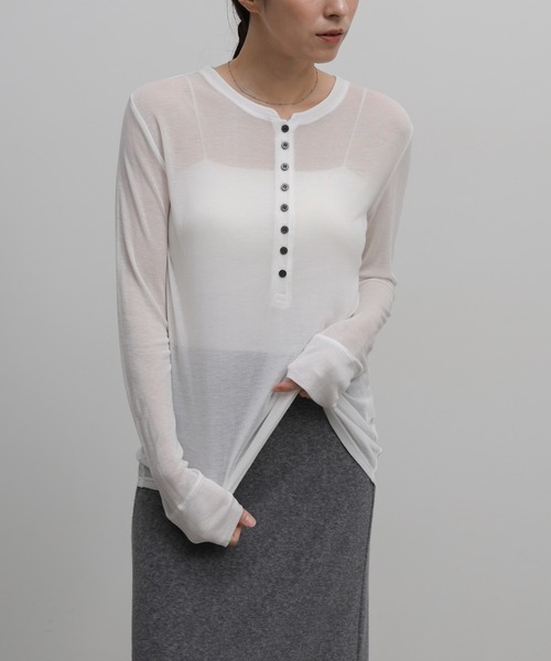 select MOCA(セレクトモカ)の「ボタンデザインシアーヘンリーネックロンT(Tシャツ/カットソー・レディース・オフホワイト/グレー/ブラウン/ブラック・FREE)」の9枚目の写真