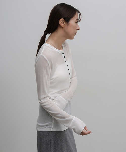 select MOCA(セレクトモカ)の「ボタンデザインシアーヘンリーネックロンT(Tシャツ/カットソー・レディース・オフホワイト/グレー/ブラウン/ブラック・FREE)」の10枚目の写真