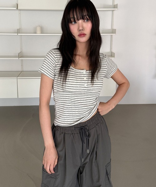 4INT.(フォイント)の「フロントボタン ボーダー パンチング Uネック 半袖 Tシャツ(Tシャツ/カットソー・レディース・ブルー/グレー/チャコール・FREE)」の2枚目の写真
