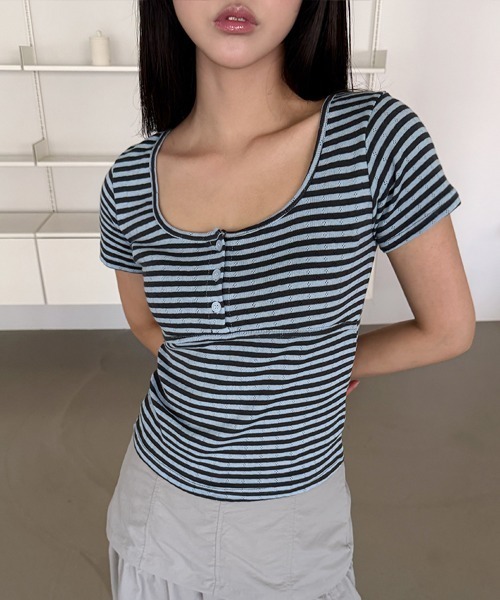 4INT.(フォイント)の「フロントボタン ボーダー パンチング Uネック 半袖 Tシャツ(Tシャツ/カットソー・レディース・ブルー/グレー/チャコール・FREE)」の3枚目の写真