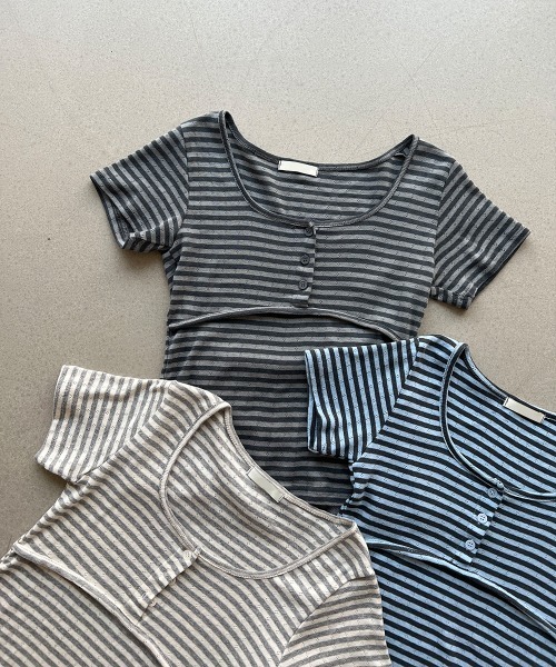 4INT.(フォイント)の「フロントボタン ボーダー パンチング Uネック 半袖 Tシャツ(Tシャツ/カットソー・レディース・ブルー/グレー/チャコール・FREE)」の1枚目の写真