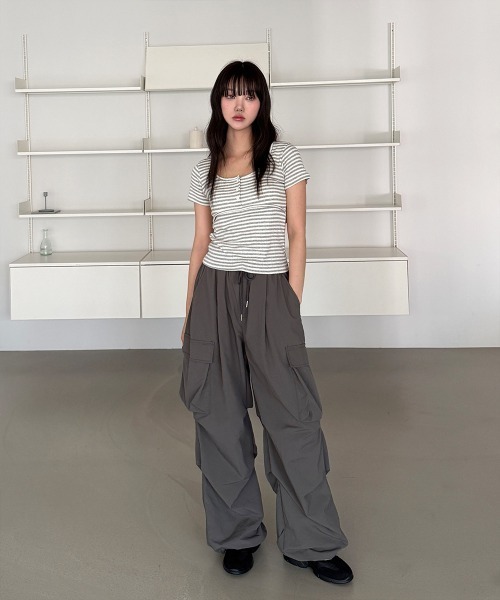 4INT.(フォイント)の「フロントボタン ボーダー パンチング Uネック 半袖 Tシャツ(Tシャツ/カットソー・レディース・ブルー/グレー/チャコール・FREE)」の4枚目の写真