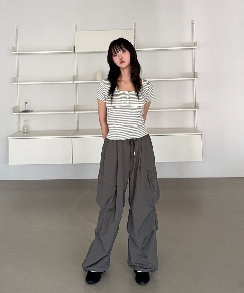 4INT.(フォイント)の「フロントボタン ボーダー パンチング Uネック 半袖 Tシャツ(Tシャツ/カットソー・レディース・ブルー/グレー/チャコール・FREE)」の5枚目の写真
