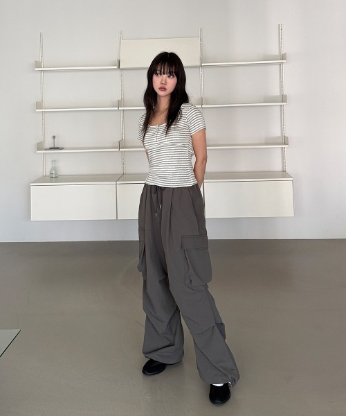 4INT.(フォイント)の「フロントボタン ボーダー パンチング Uネック 半袖 Tシャツ(Tシャツ/カットソー・レディース・ブルー/グレー/チャコール・FREE)」の6枚目の写真