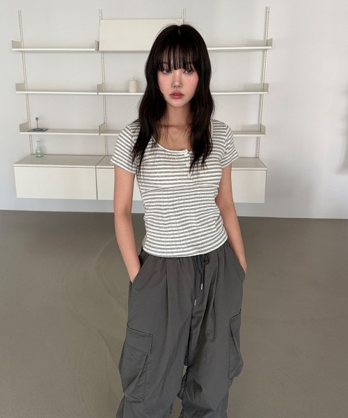4INT.(フォイント)の「フロントボタン ボーダー パンチング Uネック 半袖 Tシャツ(Tシャツ/カットソー・レディース・ブルー/グレー/チャコール・FREE)」の7枚目の写真