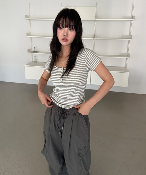4INT.(フォイント)の「フロントボタン ボーダー パンチング Uネック 半袖 Tシャツ(Tシャツ/カットソー・レディース・ブルー/グレー/チャコール・FREE)」の8枚目の写真