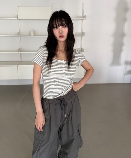 4INT.(フォイント)の「フロントボタン ボーダー パンチング Uネック 半袖 Tシャツ(Tシャツ/カットソー・レディース・ブルー/グレー/チャコール・FREE)」の9枚目の写真