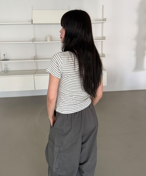 4INT.(フォイント)の「フロントボタン ボーダー パンチング Uネック 半袖 Tシャツ(Tシャツ/カットソー・レディース・ブルー/グレー/チャコール・FREE)」の10枚目の写真