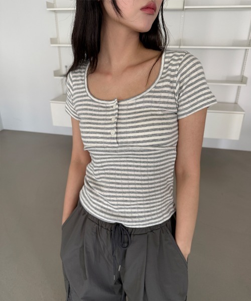 4INT.(フォイント)の「フロントボタン ボーダー パンチング Uネック 半袖 Tシャツ(Tシャツ/カットソー・レディース・ブルー/グレー/チャコール・FREE)」の11枚目の写真