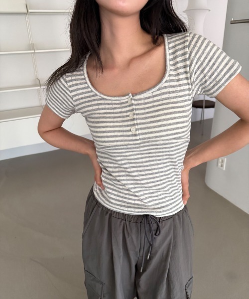 4INT.(フォイント)の「フロントボタン ボーダー パンチング Uネック 半袖 Tシャツ(Tシャツ/カットソー・レディース・ブルー/グレー/チャコール・FREE)」の12枚目の写真