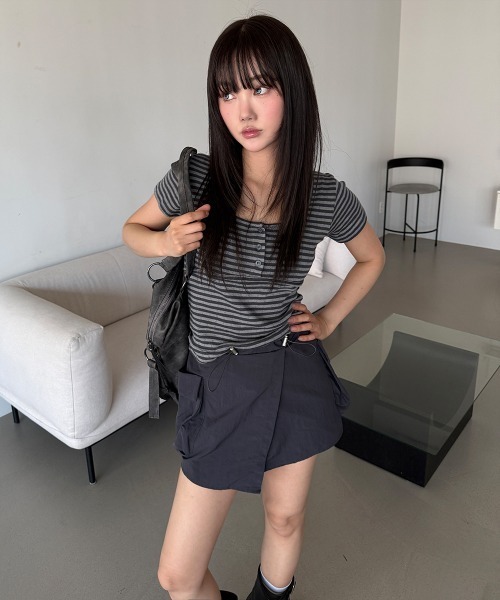 4INT.(フォイント)の「フロントボタン ボーダー パンチング Uネック 半袖 Tシャツ(Tシャツ/カットソー・レディース・ブルー/グレー/チャコール・FREE)」の16枚目の写真