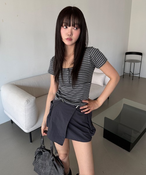 4INT.(フォイント)の「フロントボタン ボーダー パンチング Uネック 半袖 Tシャツ(Tシャツ/カットソー・レディース・ブルー/グレー/チャコール・FREE)」の17枚目の写真