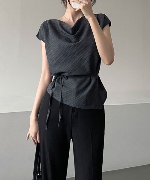 2ly2(トゥーリートゥー)の「ドレープネック フレンチスリーブブラウス ウエストリボン プルオーバートップス(シャツ/ブラウス・レディース・ダークグレー/ベージュ・FREE)」の5枚目の写真