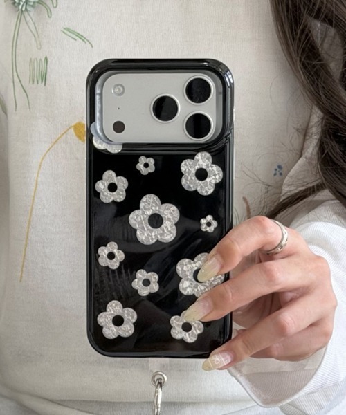 Fun & Daily(ファンアンドデイリー)の「Light Flower iPhone 17 Pro ProMax Case : アイフォンケース(スマホケース/カバー・レディース・ブラック/ホワイト・iPhone 17 Pro/iPhone 17/iPhone 17 Pro Max/iPhone 16 Pro/iPhone 16 Pro Max/iPhone 16)」の2枚目の写真