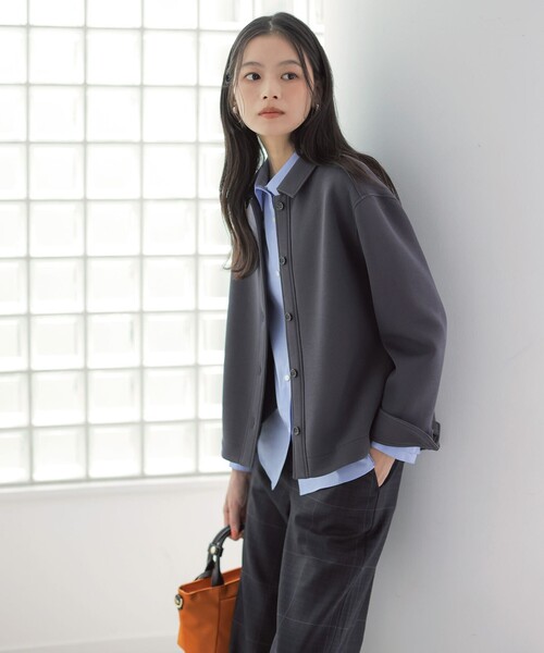 J.PRESS Ladies(J.プレス レディス)の「【WEB限定・季節の変わり目に】ダンボールジャージー シャツ(シャツ/ブラウス・レディース・ネイビー系/グレー系/ピーコックグリーン系/ライトグレー系・SMALL)」の6枚目の写真