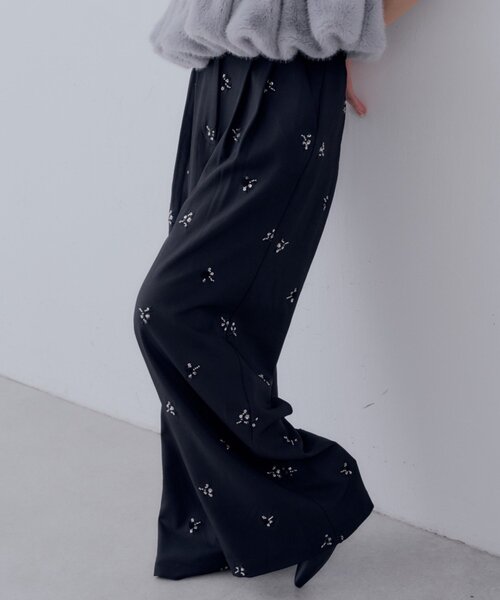 Chico(チコ)の「【SALON by Chico】<低身長/高身長> ウエストレイヤードレースワイドスラックス <サイズ展開あり/全骨格◎/無地・ビジュー刺繍>(その他パンツ・レディース・グレー系その他2/ブラック系その他2/グレー系その他3/グレー・SMALL/MEDIUM/LARGE)」の2枚目の写真