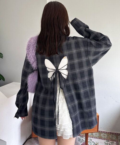 CIAOPANIC(チャオパニック)の「バタフライイバックデザインシャツ(シャツ/ブラウス・レディース・ブラック/イエロー/ブラウン・ONE SIZE)」の2枚目の写真