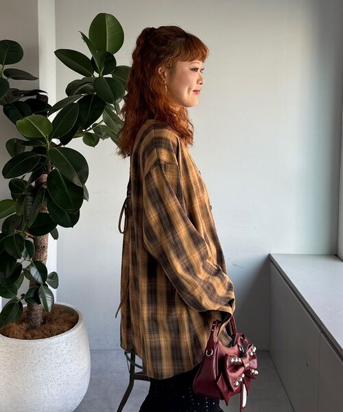 CIAOPANIC(チャオパニック)の「バタフライイバックデザインシャツ(シャツ/ブラウス・レディース・ブラック/イエロー/ブラウン・ONE SIZE)」の6枚目の写真