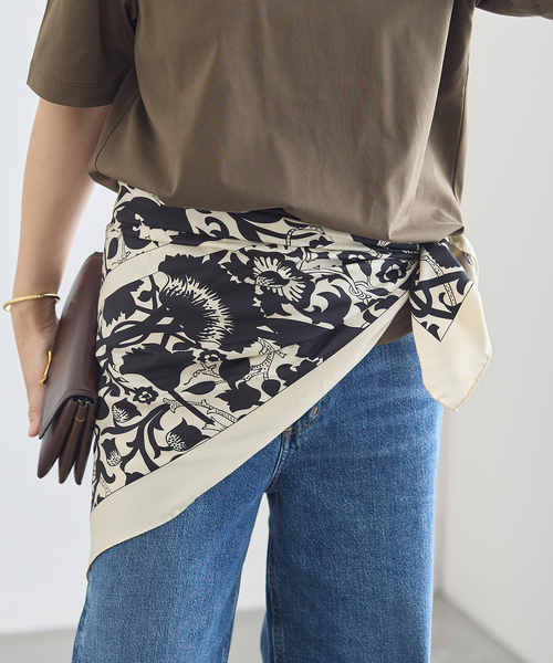 journal standard L'essage(ジャーナルスタンダードレサージュ)の「AENEIS/エネス Mur Floral Silk Scarf 90 スカーフ(バンダナ/スカーフ・レディース・ブラック・FREE)」の1枚目の写真