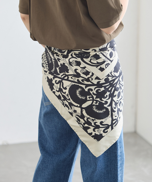 journal standard L'essage(ジャーナルスタンダードレサージュ)の「AENEIS/エネス Mur Floral Silk Scarf 90 スカーフ(バンダナ/スカーフ・レディース・ブラック・FREE)」の2枚目の写真