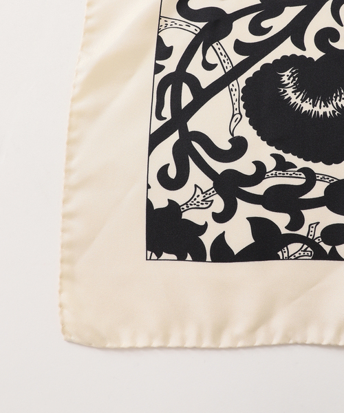 journal standard L'essage(ジャーナルスタンダードレサージュ)の「AENEIS/エネス Mur Floral Silk Scarf 90 スカーフ(バンダナ/スカーフ・レディース・ブラック・FREE)」の7枚目の写真