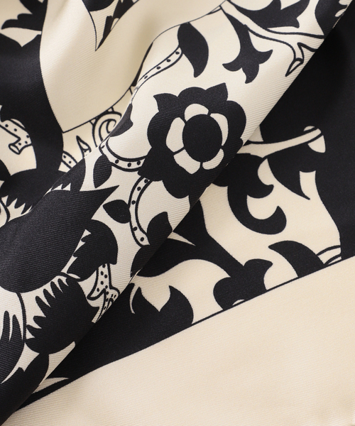 journal standard L'essage(ジャーナルスタンダードレサージュ)の「AENEIS/エネス Mur Floral Silk Scarf 90 スカーフ(バンダナ/スカーフ・レディース・ブラック・FREE)」の10枚目の写真