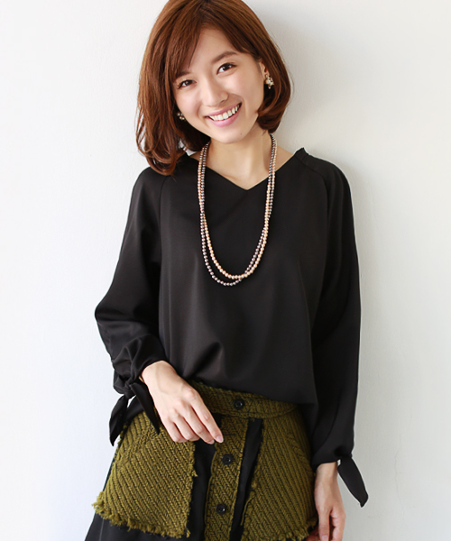 REAL CUBE（リアルキューブ）の「REAL CUBE　抜け感Vネック袖リボンプルオーバーブラウス（シャツ/ブラウス・レディース・キャメル/モカ/ブラック/カーキ・38）」の2枚目の写真