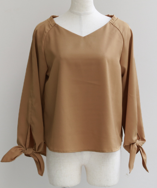 REAL CUBE（リアルキューブ）の「REAL CUBE　抜け感Vネック袖リボンプルオーバーブラウス（シャツ/ブラウス・レディース・キャメル/モカ/ブラック/カーキ・38）」の9枚目の写真