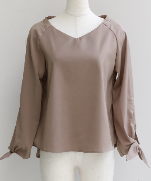 REAL CUBE（リアルキューブ）の「REAL CUBE　抜け感Vネック袖リボンプルオーバーブラウス（シャツ/ブラウス・レディース・キャメル/モカ/ブラック/カーキ・38）」の7枚目の写真
