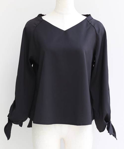 REAL CUBE（リアルキューブ）の「REAL CUBE　抜け感Vネック袖リボンプルオーバーブラウス（シャツ/ブラウス・レディース・キャメル/モカ/ブラック/カーキ・38）」の10枚目の写真