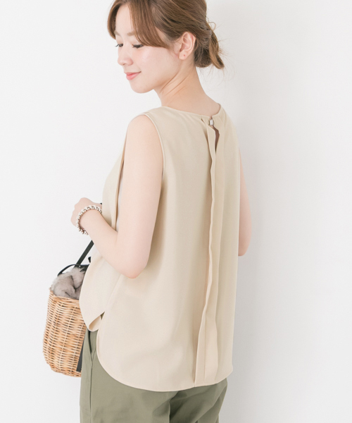 URBAN RESEARCH（アーバンリサーチ）の「ショルダータックノースリーブブラウス（シャツ/ブラウス・レディース・ベージュ/ブラック・FREE）」の4枚目の写真