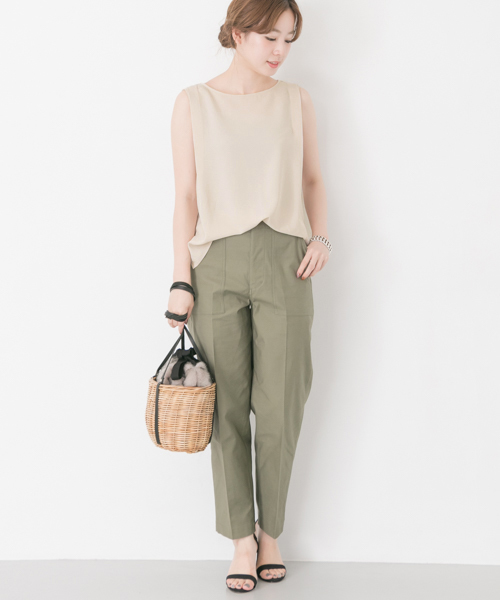 URBAN RESEARCH（アーバンリサーチ）の「ショルダータックノースリーブブラウス（シャツ/ブラウス・レディース・ベージュ/ブラック・FREE）」の5枚目の写真