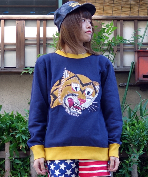 ALDIES（アールディーズ）の「Tiger Embroidery Trainer / タイガーエンブロイダリートレーナー（スウェット・メンズ・オリーブ/ネイビー/ブラック/バーガンディー・X-LARGE/LARGE/XX-LARGE/SMALL/MEDIUM）」の4枚目の写真