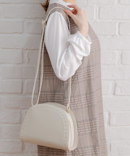 夢展望（ユメテンボウ）の「ハーフムーンスタッズショルダーバッグ（ショルダーバッグ・レディース・ブラック/ワイン/ライトベージュ・FREE）」の3枚目の写真