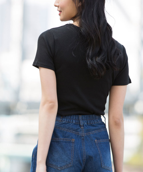 Luz Llena(ラズレナ)の「Vネックテレコ半袖トップス(Tシャツ/カットソー・レディース・ブラック/オフホワイト/その他・MEDIUM)」の5枚目の写真