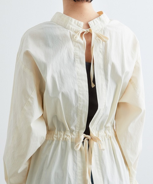 ADAM ET ROPE'(アダムエロペ)の「スタンドカラー2WAYワンピース(ワンピース・レディース・ホワイト/グリーン系その他2・FREE)」の10枚目の写真