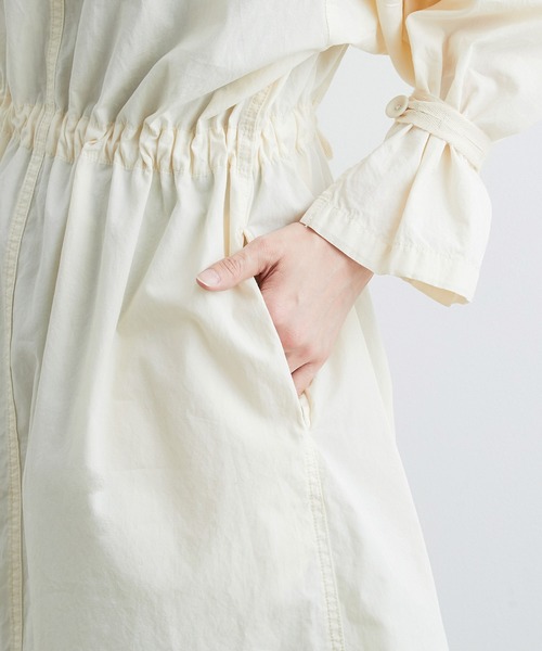 ADAM ET ROPE'(アダムエロペ)の「スタンドカラー2WAYワンピース(ワンピース・レディース・ホワイト/グリーン系その他2・FREE)」の14枚目の写真