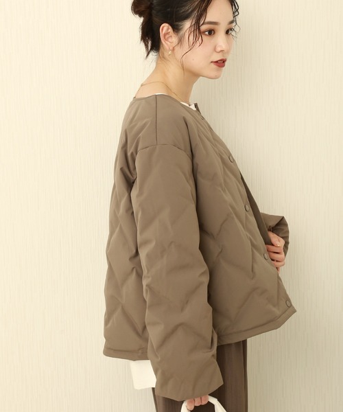 n'ee-ne（ネーネ）の「シームレスダウン ノーカラージャケット（ダウンジャケット/コート・レディース・ベージュ/ネイビー/アイボリー/ブラック/モカ/グレー・M/L）」の5枚目の写真